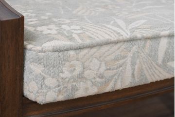 中古　展示品　美品　カリモク家具(karimoku)　domani(ドマーニ)　QUEENS LIFE(クイーンズライフ)　優雅なフォルムと柔らかな色合いでどんな空間にも馴染む!クラシカルな1人掛けソファ2脚セット(1Pソファ、一人掛けソファ、バラ売り可能)(定価2脚で約36万円)(R-084303)