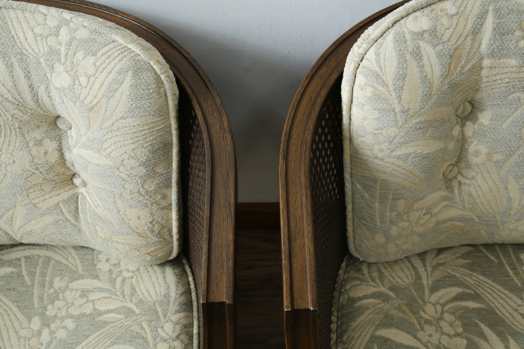 中古　展示品　美品　カリモク家具(karimoku)　domani(ドマーニ)　QUEENS LIFE(クイーンズライフ)　優雅なフォルムと柔らかな色合いでどんな空間にも馴染む!クラシカルな1人掛けソファ2脚セット　定価(2脚合計)約36万円　(R-084303)