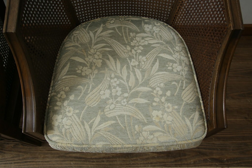 中古　展示品　美品　カリモク家具(karimoku)　domani(ドマーニ)　QUEENS LIFE(クイーンズライフ)　優雅なフォルムと柔らかな色合いでどんな空間にも馴染む!クラシカルな1人掛けソファ2脚セット　定価(2脚合計)約36万円　(R-084303)