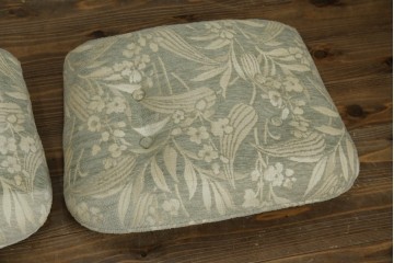 中古　展示品　美品　カリモク家具(karimoku)　domani(ドマーニ)　QUEENS LIFE(クイーンズライフ)　優雅なフォルムと柔らかな色合いでどんな空間にも馴染む!クラシカルな1人掛けソファ2脚セット　定価(2脚合計)約36万円　(R-084303)