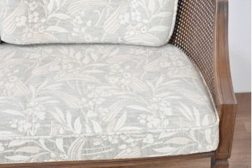 中古　展示品　美品　カリモク家具(karimoku)　domani(ドマーニ)　QUEENS LIFE(クイーンズライフ)　優雅なフォルムと柔らかな色合いでどんな空間にも馴染む!クラシカルな2人掛けソファ(2Pソファ、二人掛けソファ)(定価約29万円)(R-084304)