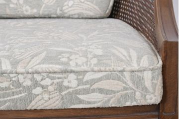 中古　展示品　美品　カリモク家具(karimoku)　domani(ドマーニ)　QUEENS LIFE(クイーンズライフ)　優雅なフォルムと柔らかな色合いでどんな空間にも馴染む!クラシカルな2人掛けソファ(2Pソファ、二人掛けソファ)(定価約29万円)(R-084304)