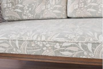 中古　展示品　美品　カリモク家具(karimoku)　domani(ドマーニ)　QUEENS LIFE(クイーンズライフ)　優雅なフォルムと柔らかな色合いでどんな空間にも馴染む!クラシカルな2人掛けソファ(2Pソファ、二人掛けソファ)(定価約29万円)(R-084304)