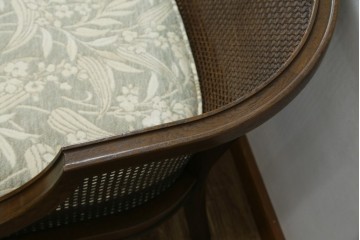 中古　展示品　美品　カリモク家具(karimoku)　domani(ドマーニ)　QUEENS LIFE(クイーンズライフ)　優雅なフォルムと柔らかな色合いでどんな空間にも馴染む!クラシカルな2人掛けソファ　定価約29万円相当　(R-084304)