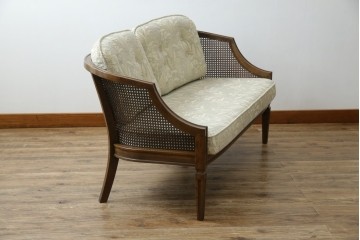 中古　展示品　美品　カリモク家具(karimoku)　domani(ドマーニ)　QUEENS LIFE(クイーンズライフ)　優雅なフォルムと柔らかな色合いでどんな空間にも馴染む!クラシカルな2人掛けソファ　定価約29万円相当　(R-084304)