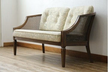 中古　展示品　美品　カリモク家具(karimoku)　domani(ドマーニ)　QUEENS LIFE(クイーンズライフ)　優雅なフォルムと柔らかな色合いでどんな空間にも馴染む!クラシカルな2人掛けソファ　定価約29万円相当　(R-084304)