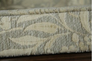 中古　展示品　美品　カリモク家具(karimoku)　domani(ドマーニ)　QUEENS LIFE(クイーンズライフ)　優雅なフォルムと柔らかな色合いでどんな空間にも馴染む!クラシカルな2人掛けソファ　定価約29万円相当　(R-084304)