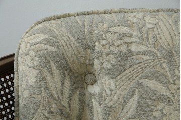 中古　展示品　美品　カリモク家具(karimoku)　domani(ドマーニ)　QUEENS LIFE(クイーンズライフ)　優雅なフォルムと柔らかな色合いでどんな空間にも馴染む!クラシカルな2人掛けソファ　定価約29万円相当　(R-084304)