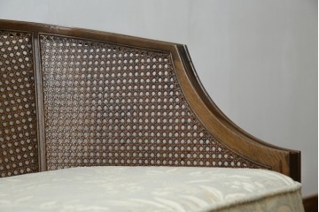 中古　展示品　美品　カリモク家具(karimoku)　domani(ドマーニ)　QUEENS LIFE(クイーンズライフ)　優雅なフォルムと柔らかな色合いでどんな空間にも馴染む!クラシカルな2人掛けソファ　定価約29万円相当　(R-084304)