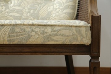 中古　展示品　美品　カリモク家具(karimoku)　domani(ドマーニ)　QUEENS LIFE(クイーンズライフ)　優雅なフォルムと柔らかな色合いでどんな空間にも馴染む!クラシカルな2人掛けソファ　定価約29万円相当　(R-084304)