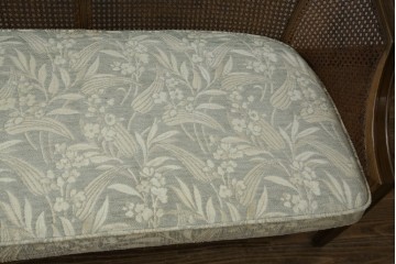 中古　展示品　美品　カリモク家具(karimoku)　domani(ドマーニ)　QUEENS LIFE(クイーンズライフ)　優雅なフォルムと柔らかな色合いでどんな空間にも馴染む!クラシカルな2人掛けソファ　定価約29万円相当　(R-084304)