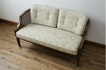 中古　展示品　美品　カリモク家具(karimoku)　domani(ドマーニ)　QUEENS LIFE(クイーンズライフ)　優雅なフォルムと柔らかな色合いでどんな空間にも馴染む!クラシカルな2人掛けソファ　定価約29万円相当　(R-084304)