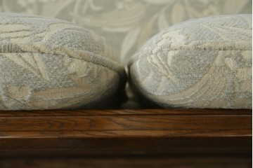 中古　展示品　美品　カリモク家具(karimoku)　domani(ドマーニ)　QUEENS LIFE(クイーンズライフ)　優雅なフォルムと柔らかな色合いでどんな空間にも馴染む!クラシカルな2人掛けソファ　定価約29万円相当　(R-084304)