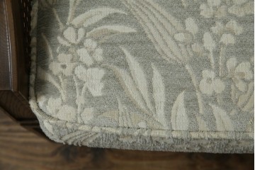 中古　展示品　美品　カリモク家具(karimoku)　domani(ドマーニ)　QUEENS LIFE(クイーンズライフ)　優雅なフォルムと柔らかな色合いでどんな空間にも馴染む!クラシカルな2人掛けソファ　定価約29万円相当　(R-084304)