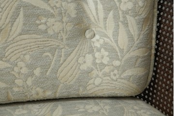 中古　展示品　美品　カリモク家具(karimoku)　domani(ドマーニ)　QUEENS LIFE(クイーンズライフ)　優雅なフォルムと柔らかな色合いでどんな空間にも馴染む!クラシカルな2人掛けソファ　定価約29万円相当　(R-084304)