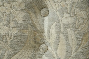 中古　展示品　美品　カリモク家具(karimoku)　domani(ドマーニ)　QUEENS LIFE(クイーンズライフ)　優雅なフォルムと柔らかな色合いでどんな空間にも馴染む!クラシカルな2人掛けソファ　定価約29万円相当　(R-084304)