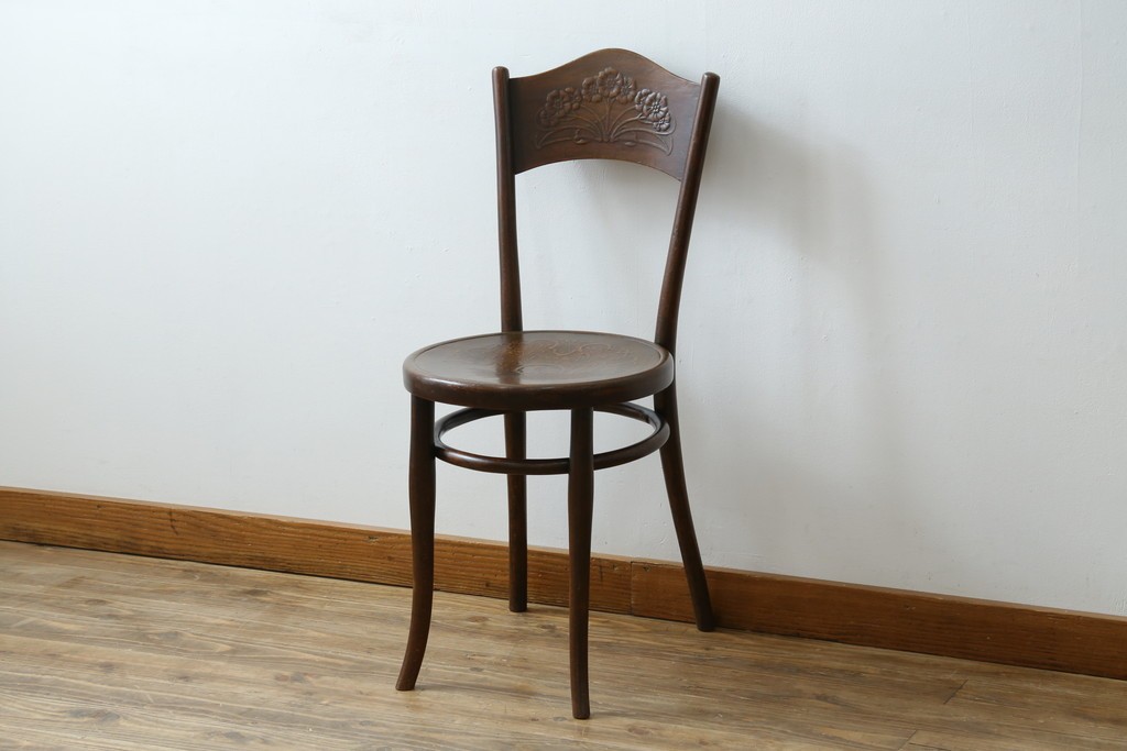 ヨーロッパアンティーク　背板と座面に施された彫刻が優美なベントウッドチェア　(R-084307)