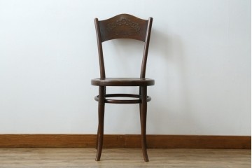 ヨーロッパアンティーク　背板と座面に施された彫刻が優美なベントウッドチェア　(R-084307)