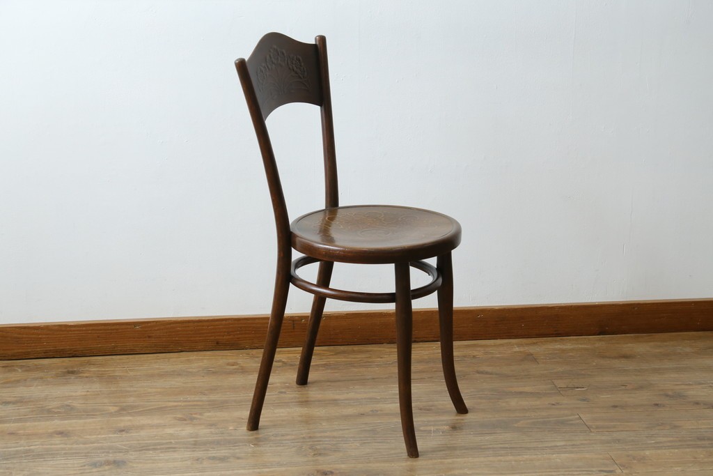 ヨーロッパアンティーク　背板と座面に施された彫刻が優美なベントウッドチェア　(R-084307)