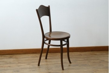 ヨーロッパアンティーク　背板と座面に施された彫刻が優美なベントウッドチェア　(R-084307)