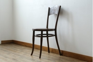 ヨーロッパアンティーク　背板と座面に施された彫刻が優美なベントウッドチェア　(R-084307)