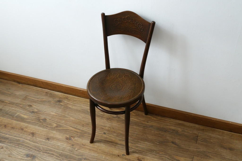 ヨーロッパアンティーク　背板と座面に施された彫刻が優美なベントウッドチェア　(R-084307)