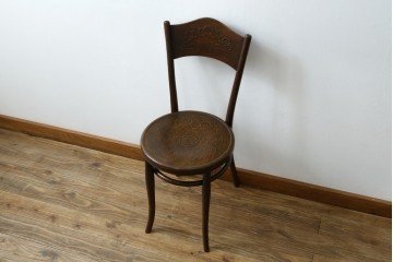 ヨーロッパアンティーク　背板と座面に施された彫刻が優美なベントウッドチェア　(R-084307)