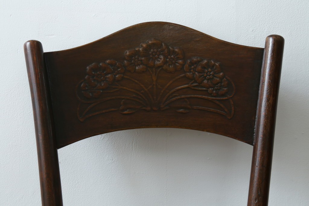 ヨーロッパアンティーク　背板と座面に施された彫刻が優美なベントウッドチェア　(R-084307)