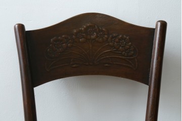 ヨーロッパアンティーク　背板と座面に施された彫刻が優美なベントウッドチェア　(R-084307)