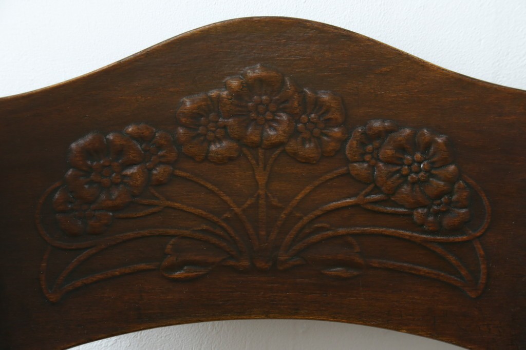 ヨーロッパアンティーク　背板と座面に施された彫刻が優美なベントウッドチェア　(R-084307)