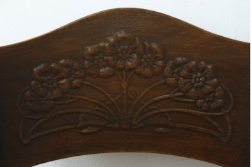 ヨーロッパアンティーク　背板と座面に施された彫刻が優美なベントウッドチェア　(R-084307)