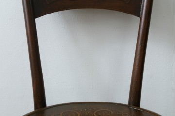 ヨーロッパアンティーク　背板と座面に施された彫刻が優美なベントウッドチェア　(R-084307)