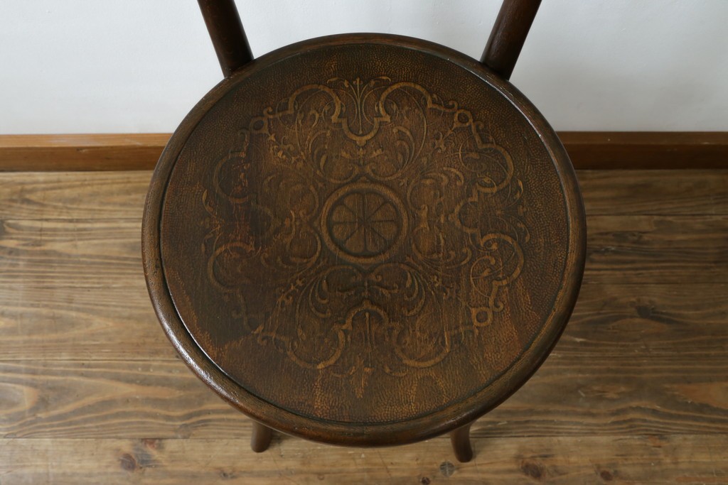 ヨーロッパアンティーク　背板と座面に施された彫刻が優美なベントウッドチェア　(R-084307)