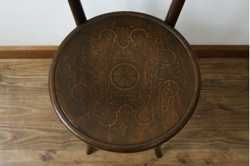 ヨーロッパアンティーク　背板と座面に施された彫刻が優美なベントウッドチェア　(R-084307)
