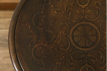 ヨーロッパアンティーク　背板と座面に施された彫刻が優美なベントウッドチェア　(R-084307)