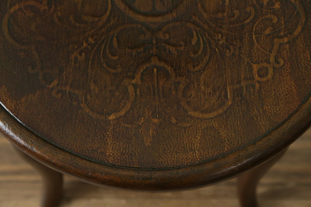 ヨーロッパアンティーク　背板と座面に施された彫刻が優美なベントウッドチェア　(R-084307)