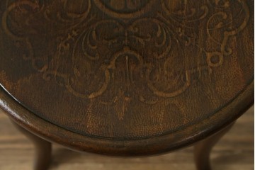 ヨーロッパアンティーク　背板と座面に施された彫刻が優美なベントウッドチェア　(R-084307)