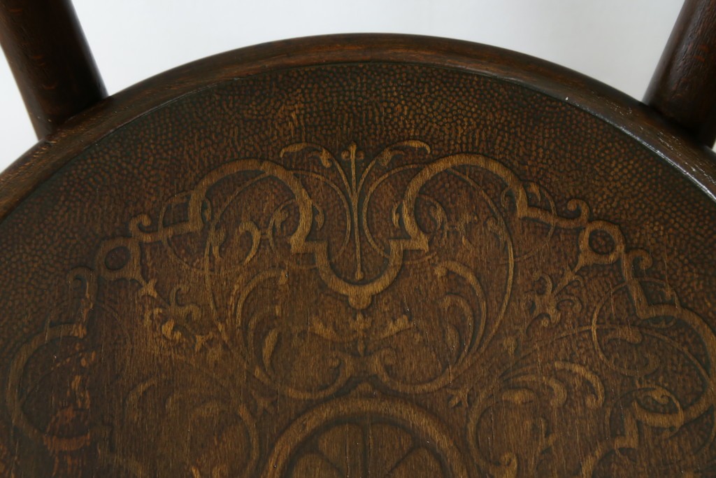 ヨーロッパアンティーク　背板と座面に施された彫刻が優美なベントウッドチェア　(R-084307)