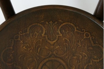 ヨーロッパアンティーク　背板と座面に施された彫刻が優美なベントウッドチェア　(R-084307)