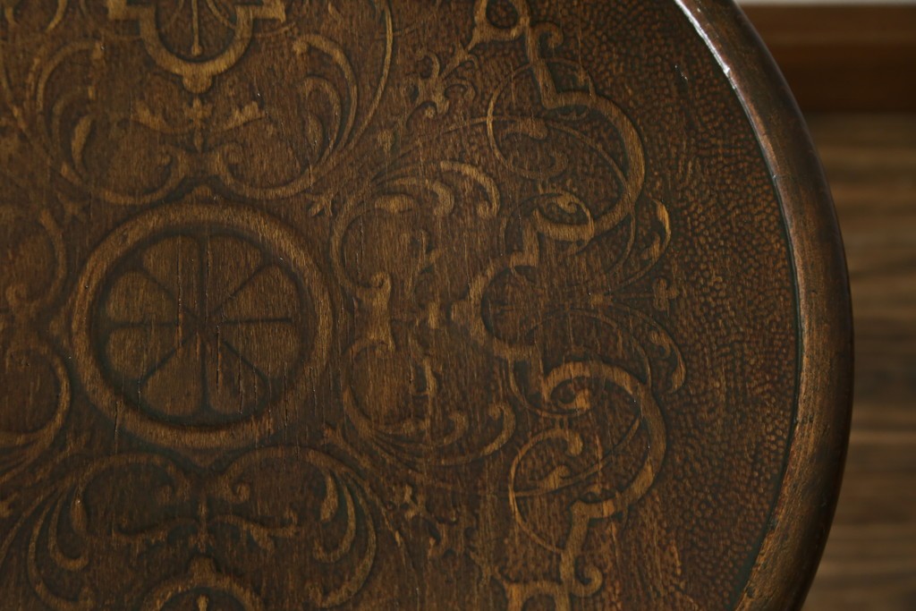 ヨーロッパアンティーク　背板と座面に施された彫刻が優美なベントウッドチェア　(R-084307)