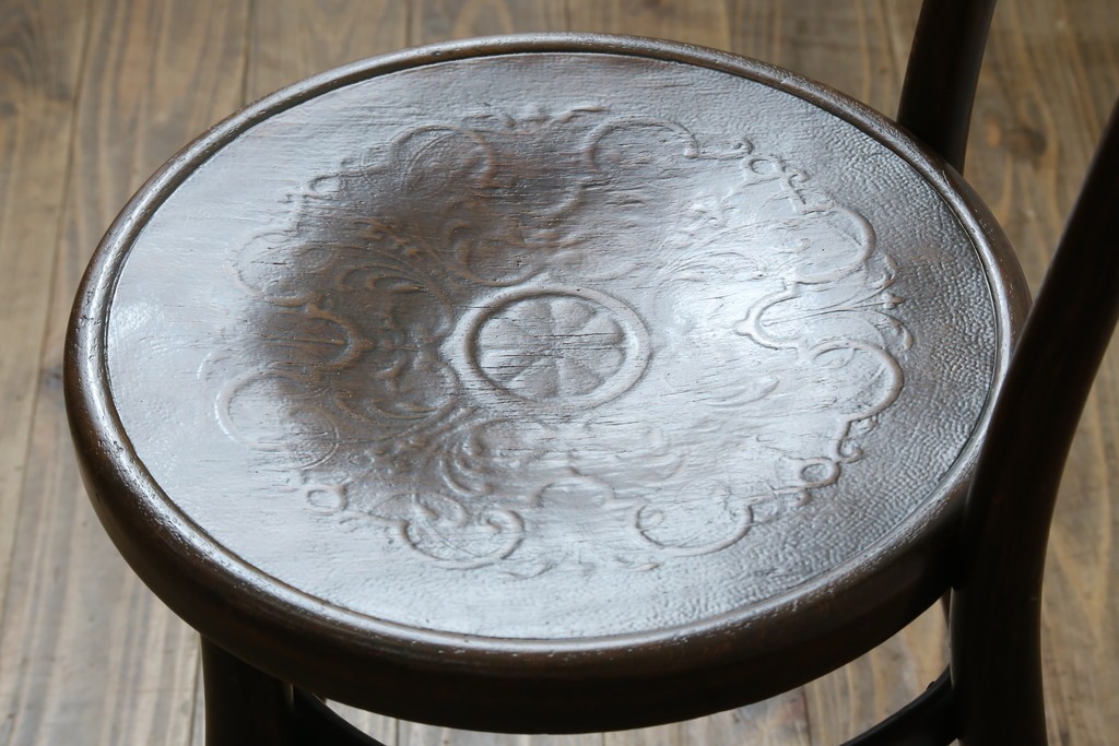 ヨーロッパアンティーク　背板と座面に施された彫刻が優美なベントウッドチェア　(R-084307)