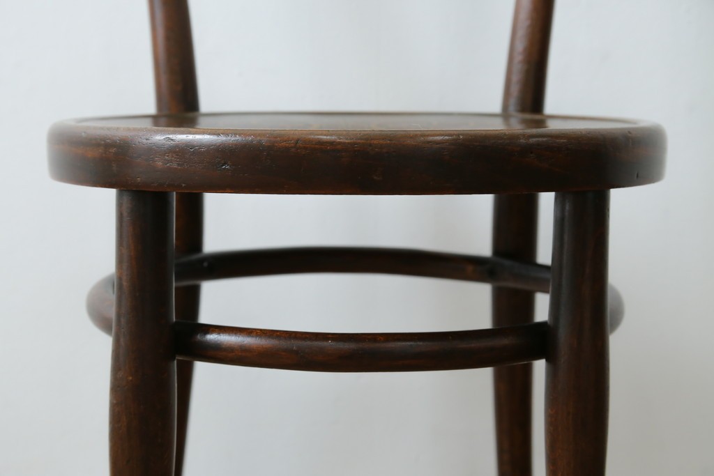 ヨーロッパアンティーク　背板と座面に施された彫刻が優美なベントウッドチェア　(R-084307)