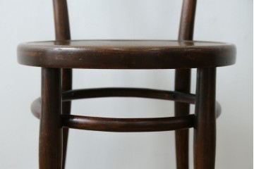 ヨーロッパアンティーク　背板と座面に施された彫刻が優美なベントウッドチェア　(R-084307)