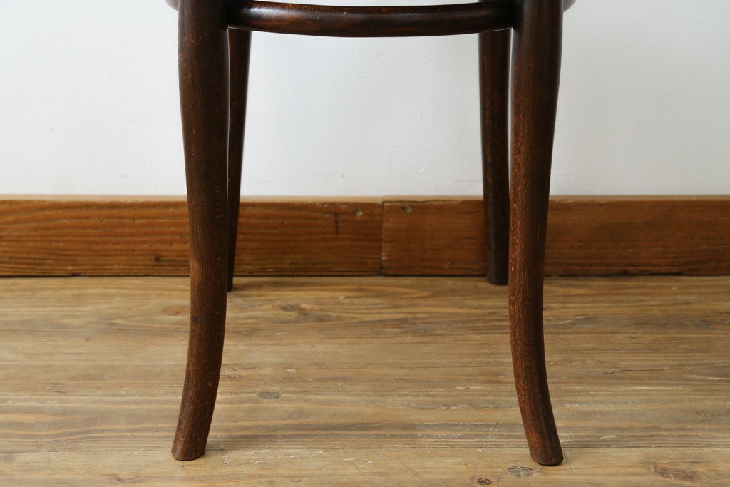 ヨーロッパアンティーク　背板と座面に施された彫刻が優美なベントウッドチェア　(R-084307)