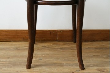 ヨーロッパアンティーク　背板と座面に施された彫刻が優美なベントウッドチェア　(R-084307)