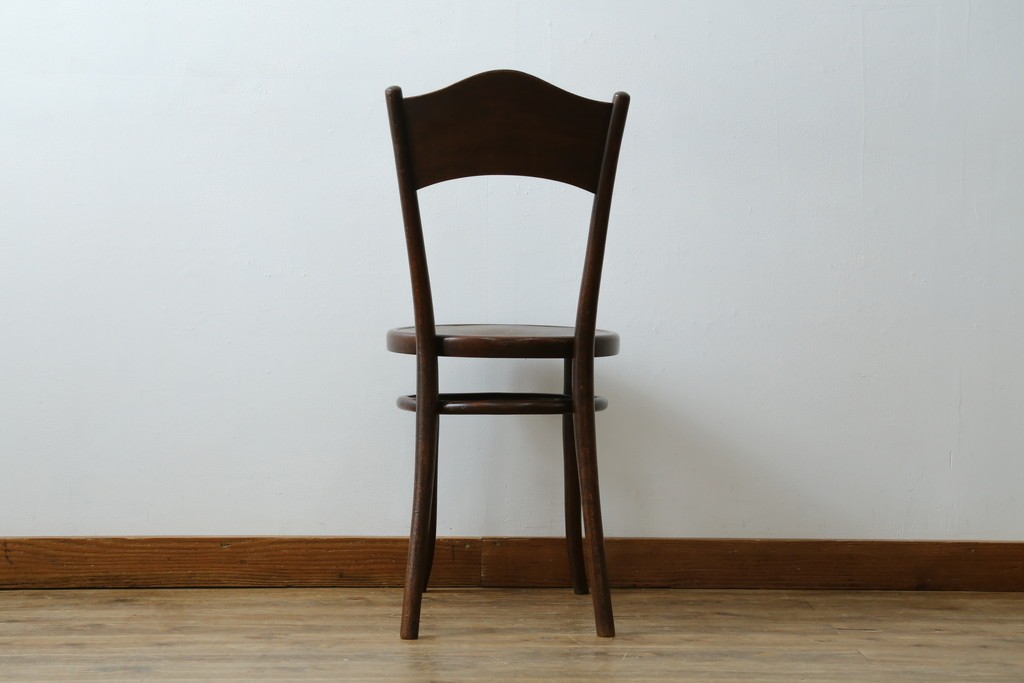 ヨーロッパアンティーク　背板と座面に施された彫刻が優美なベントウッドチェア　(R-084307)