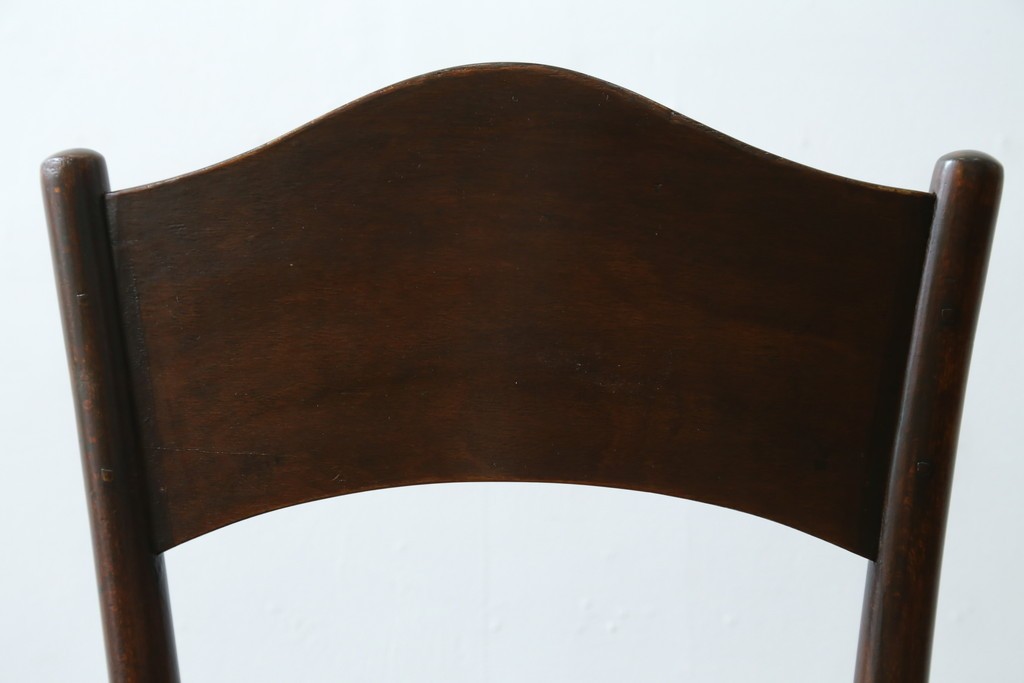 ヨーロッパアンティーク　背板と座面に施された彫刻が優美なベントウッドチェア　(R-084307)