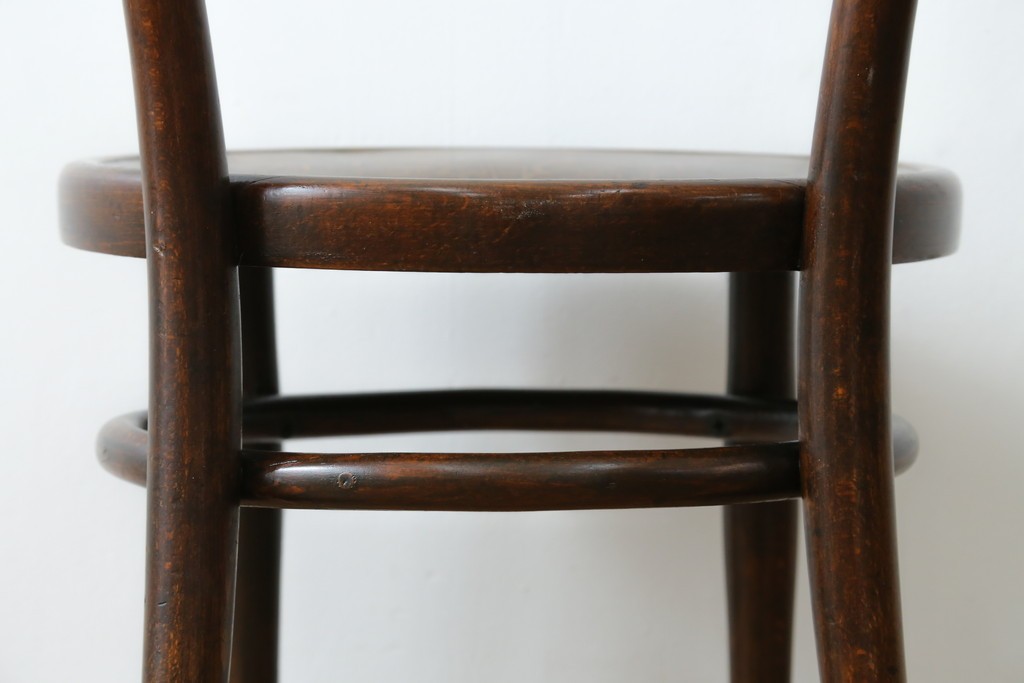 ヨーロッパアンティーク　背板と座面に施された彫刻が優美なベントウッドチェア　(R-084307)