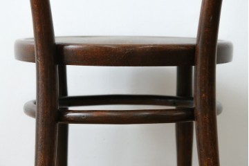 ヨーロッパアンティーク　背板と座面に施された彫刻が優美なベントウッドチェア　(R-084307)