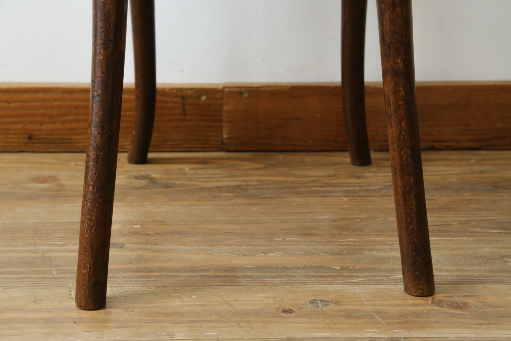 ヨーロッパアンティーク　背板と座面に施された彫刻が優美なベントウッドチェア　(R-084307)